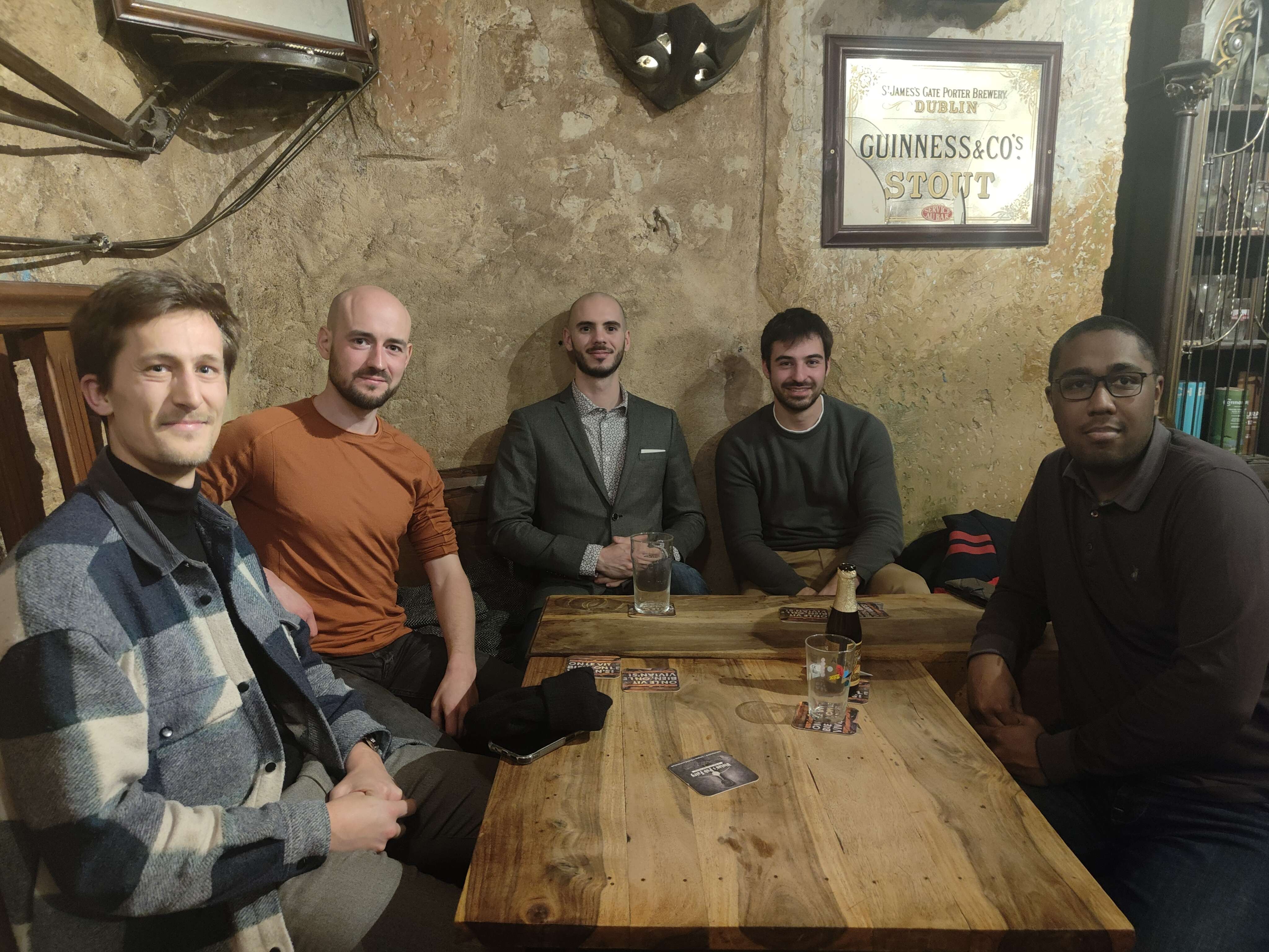 Un groupe de 5 personnes autour d'une table