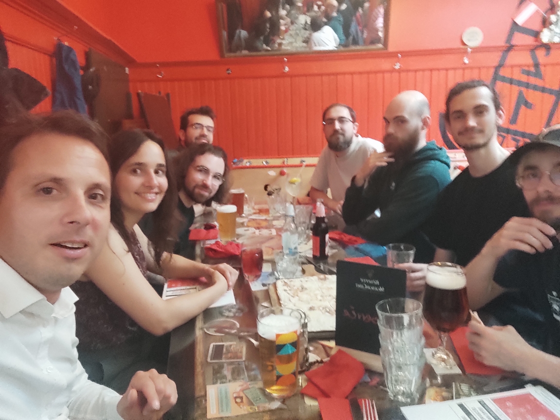 Un groupe de 8 personnes autour d'une table